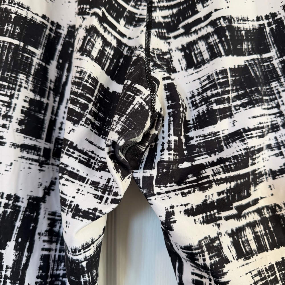 Buffbunny Black and White Print Leggings - Picture 4 of 6